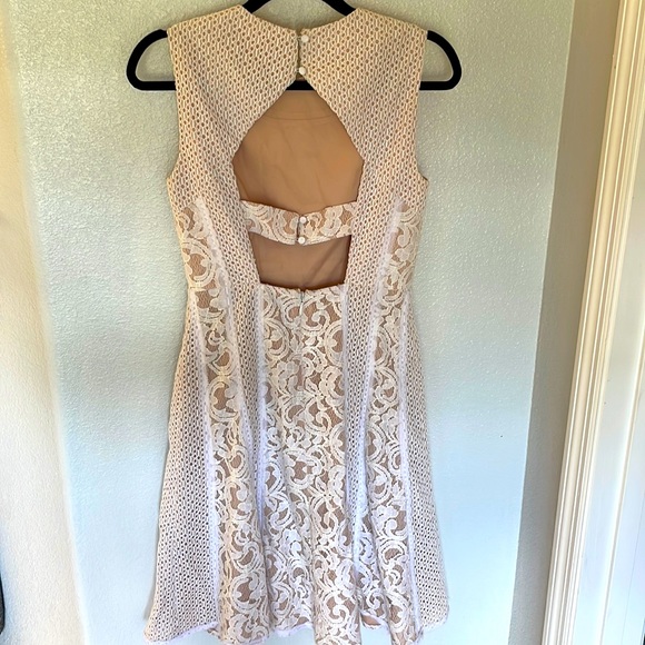 BCBG MAXAZRIA Lace dress. - Picture 1 of 7